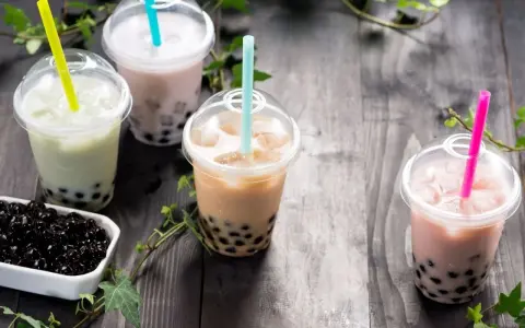 Kolorowe bubble tea z kuleczkami tapioki, idealne na lato. Dowiedz się, jak zrobić bubble tea w domu!