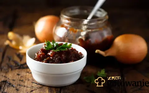 Cebulowy chutney w miseczce, obok cebuli i słoiczka. Pyszny dodatek do dań, który warto zrobić samemu.
