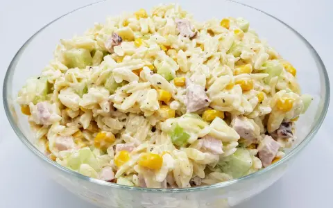 Sałatka z makaronem orzo: Przepisy i sekret sypkiego makaronu