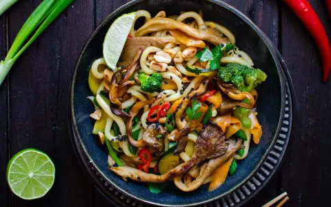 Pyszny makaron udon z warzywami i grzybami. Idealny przepis na szybki obiad.