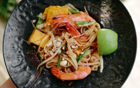 Pad Thai: Jak jeść, by uniknąć gaf i poczuć Tajlandię?