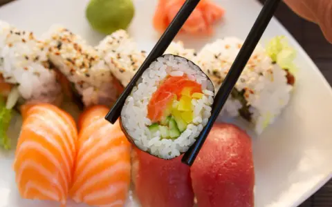 Sushi z czym zrobić? Od ryżu po idealne dodatki!