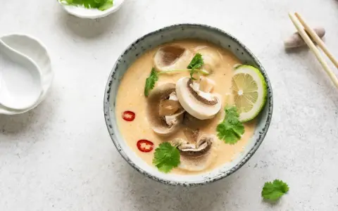 Aksamitna tajska zupa z grzybami, limonką i chili. Aromatyczny posiłek, który rozgrzewa.
