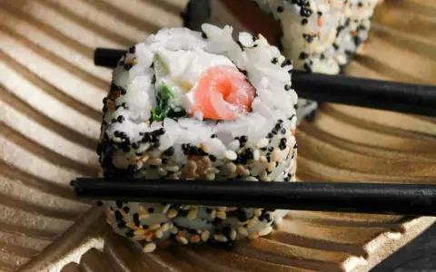 Wczorajsze sushi: Jeść? Jak przechowywać i rozpoznać zepsute