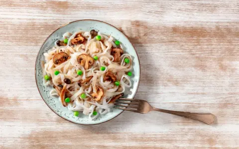 Makaron konjac z pieczarkami i groszkiem. To zdrowe danie, które odpowie na pytanie: konjac co to.