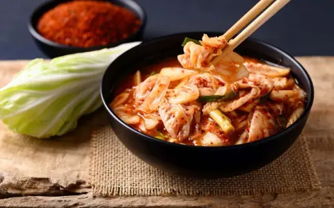Kimchi: Z czym jeść? 20+ inspiracji. Od tradycji po fusion!