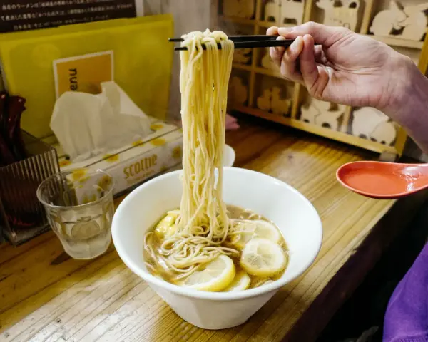 Ramen w Polsce: Ceny od 25 zł do 60 zł. Jak znaleźć swój typ?