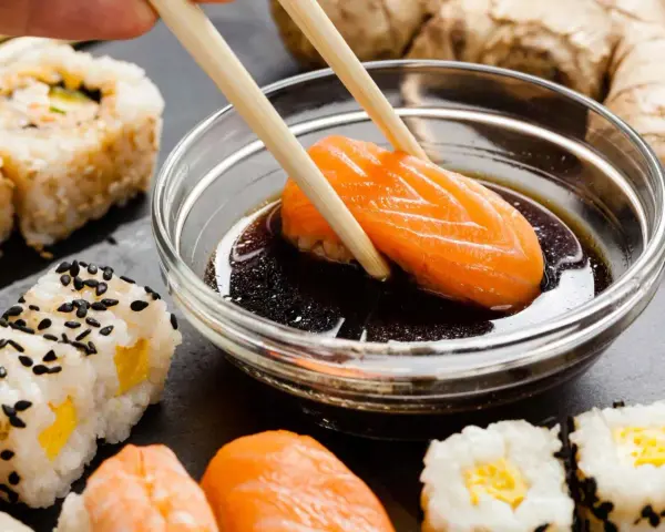 Sos sojowy do sushi: Jasny czy ciemny? Werdykt eksperta!