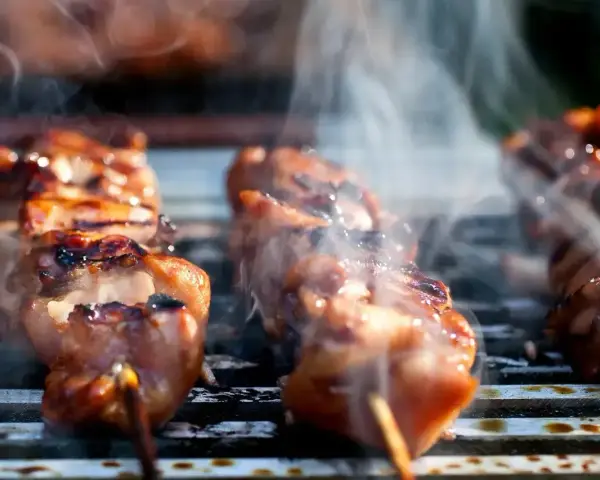 Soczyste yakitori na grillu, dymiące i apetycznie przypieczone.