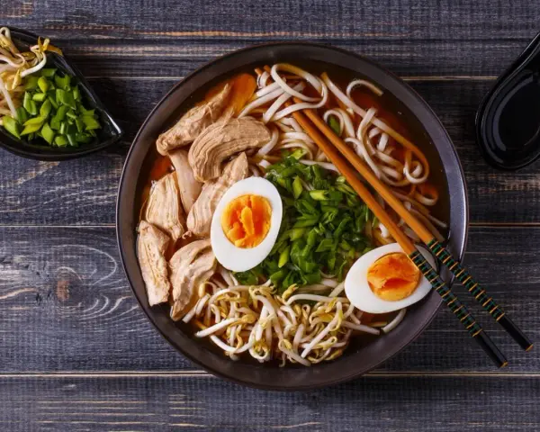 Czy ramen jest zdrowy? Dietetyk radzi, jak jeść go bez wyrzutów