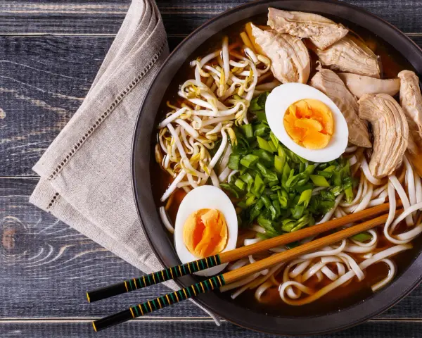 Ramen: Jaka to kuchnia? Japońska z chińskimi korzeniami!