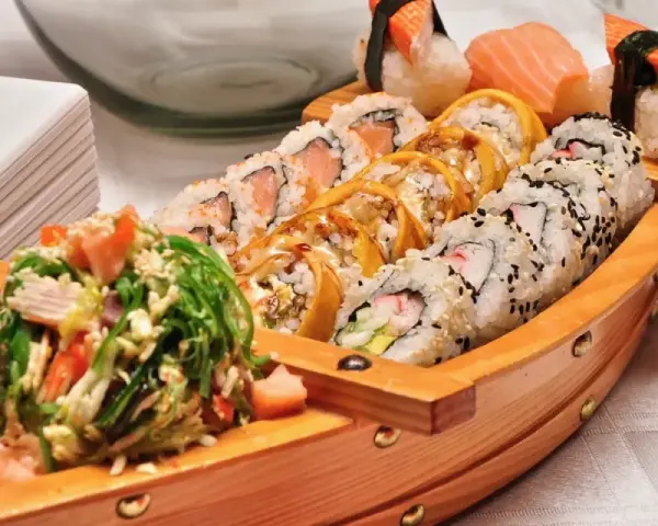 Z jakiego kraju pochodzi sushi? Odpowiedź Cię zaskoczy!