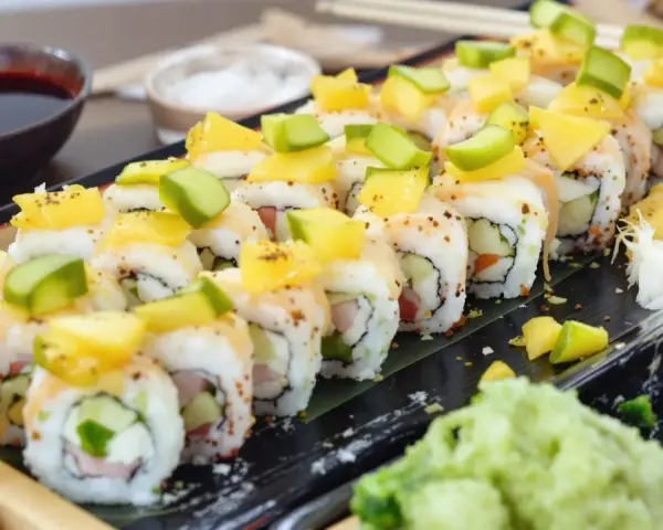 Tykwa sushi z mango i awokado, podana z sosem sojowym i wasabi.