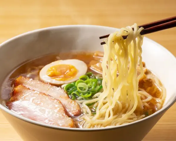 Co to jest ramen? Odkryj sekrety kultowej japońskiej zupy