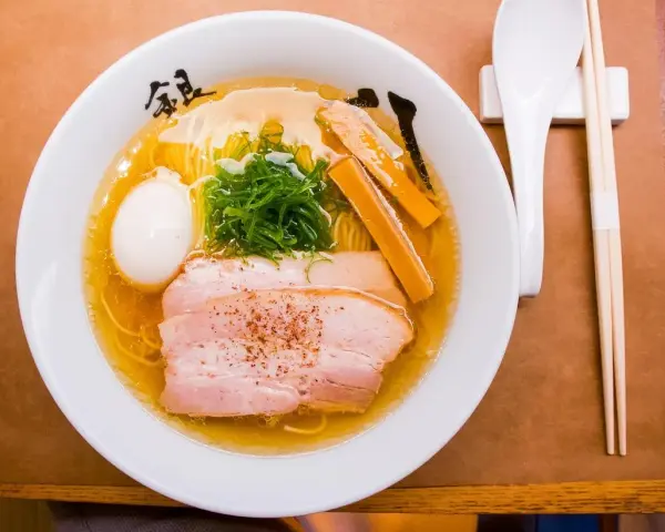Ile kalorii ma ramen? Zaskakujące fakty i lżejsze opcje