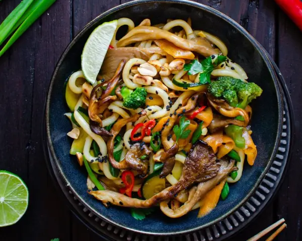 Pyszny makaron udon z warzywami i grzybami. Idealny przepis na szybki obiad.