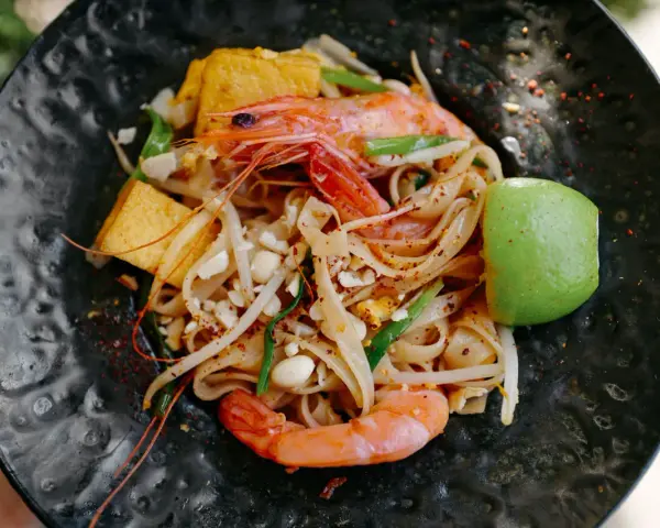 Pad Thai: Jak jeść, by uniknąć gaf i poczuć Tajlandię?