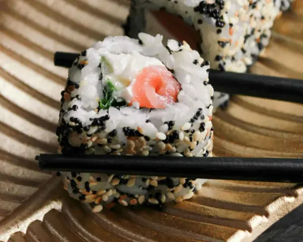 Wczorajsze sushi: Jeść? Jak przechowywać i rozpoznać zepsute