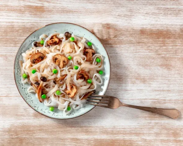 Makaron konjac z pieczarkami i groszkiem. To zdrowe danie, które odpowie na pytanie: konjac co to.