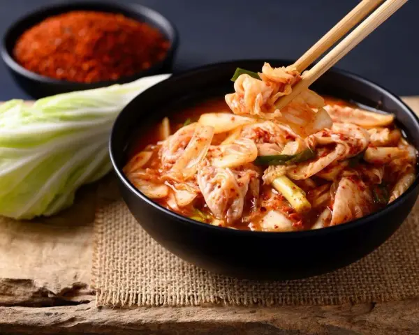 Kimchi: Z czym jeść? 20+ inspiracji. Od tradycji po fusion!