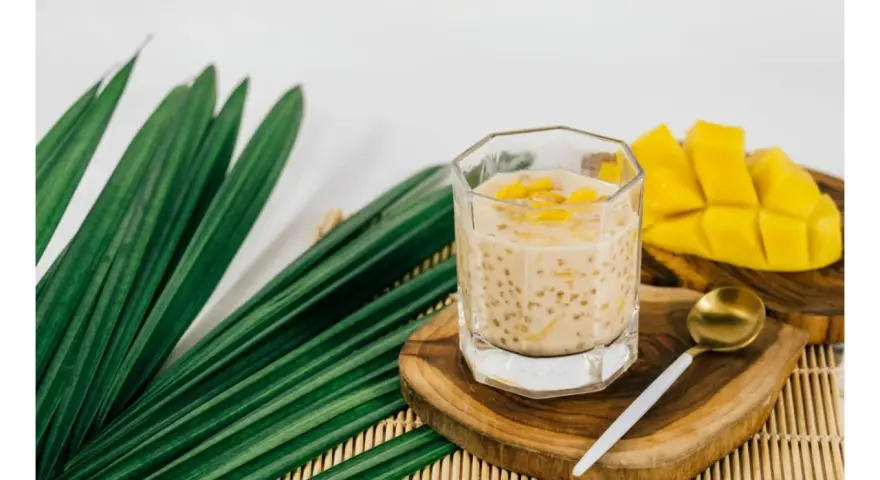 Deser z tapioki z mango. Czy wiesz, tapioka co to? Małe kuleczki w mleku, z kawałkami owoców.