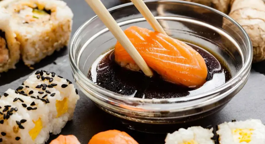 Sos sojowy do sushi: Jasny czy ciemny? Werdykt eksperta!