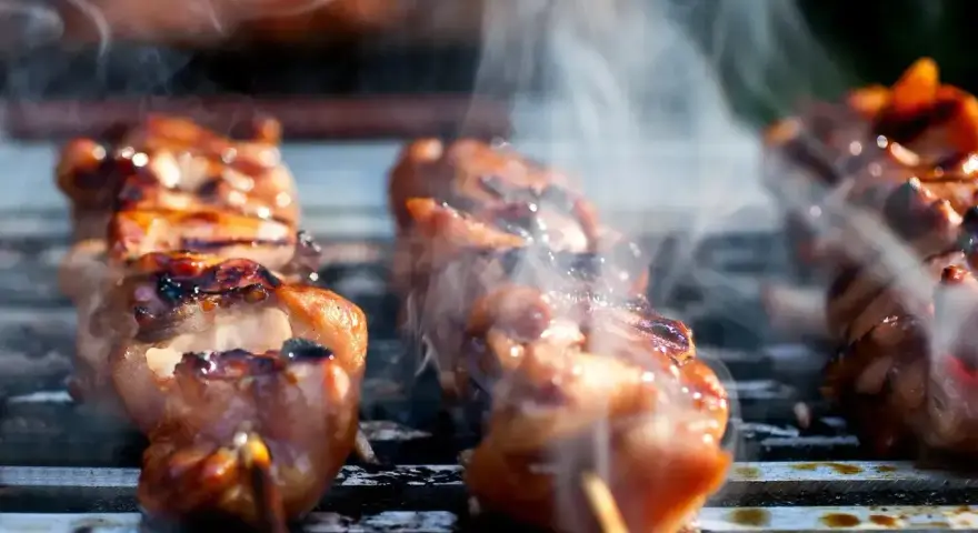 Soczyste yakitori na grillu, dymiące i apetycznie przypieczone.