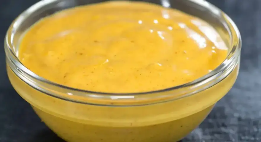 Gęsty, kremowy sos curry w szklanej miseczce, gotowy do podania z ulubionym daniem.