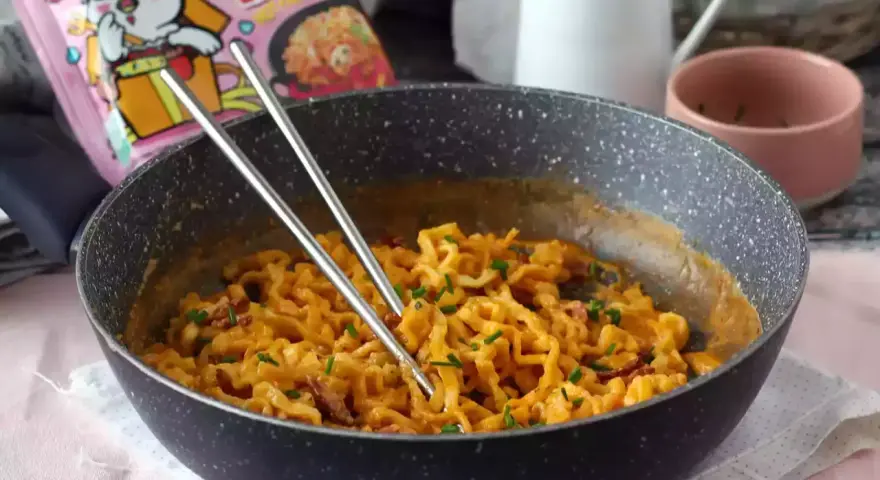 Pikantny buldak carbonara w patelni, gotowy do jedzenia.