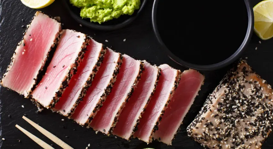 Pyszne tataki z tuńczyka w sezamie, podane z wasabi, sosem sojowym i limonką.