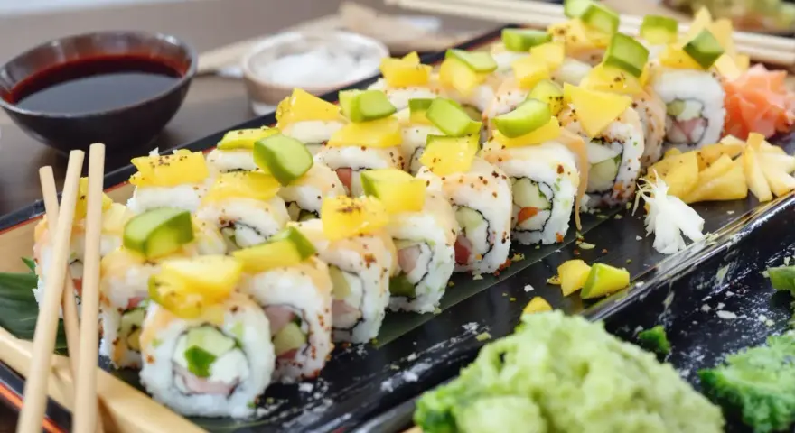 Roladki sushi z mango i awokado, obok sos sojowy i wasabi. Czy to kanpyo co to za składnik?