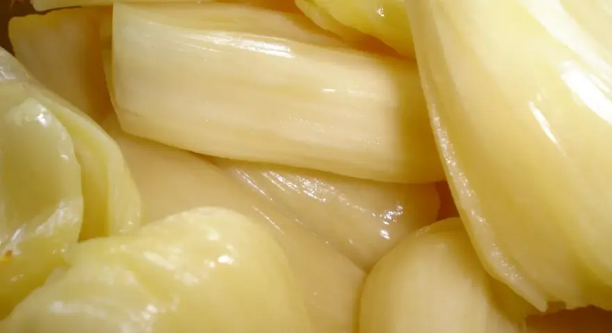 Mięsiste, żółtawe kawałki owocu jackfruit, często mylonego z czymś innym. To właśnie jackfruit, co to jest?