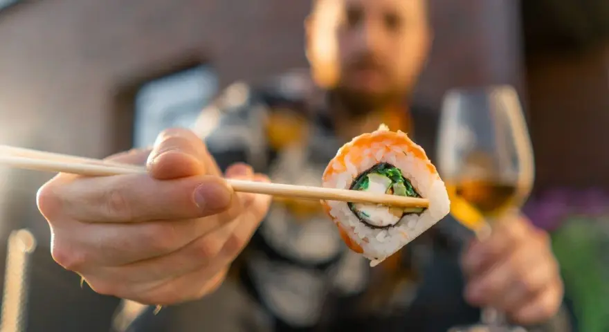 Jedz sushi jak pro: Pałeczki, sos, etykieta. Bez stresu i faux pas!