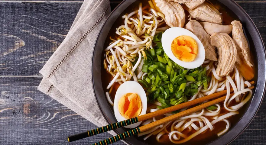 Ramen: Jaka to kuchnia? Japońska z chińskimi korzeniami!