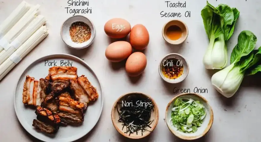 Składniki do shoyu ramen: makaron, boczek, jajka, pak choi, nori, cebulka, shichimi togarashi, olej sezamowy i chili.