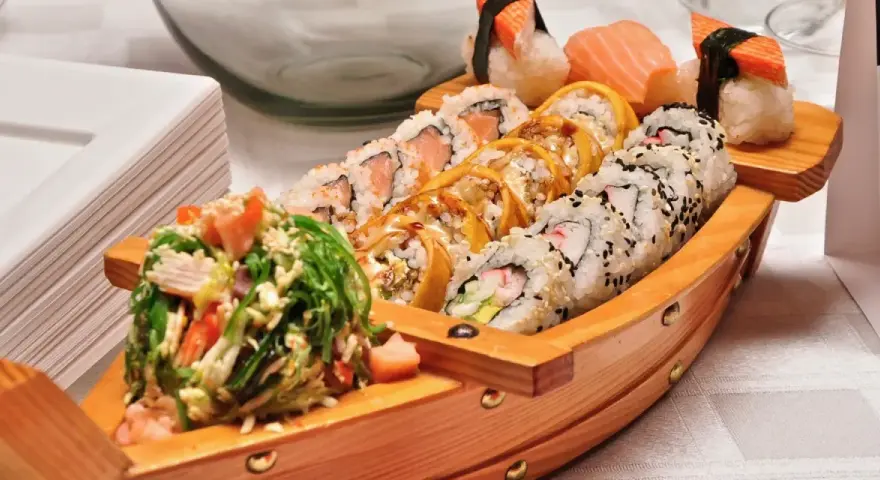 Z jakiego kraju pochodzi sushi? Odpowiedź Cię zaskoczy!