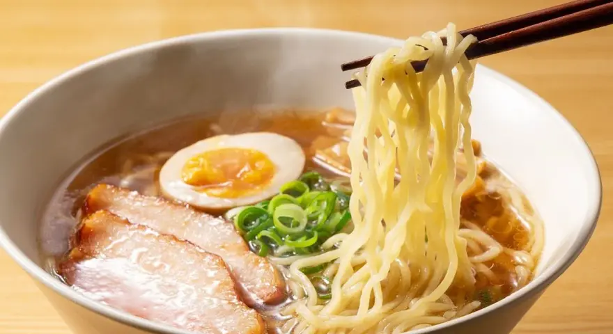 Co to jest ramen? Odkryj sekrety kultowej japońskiej zupy