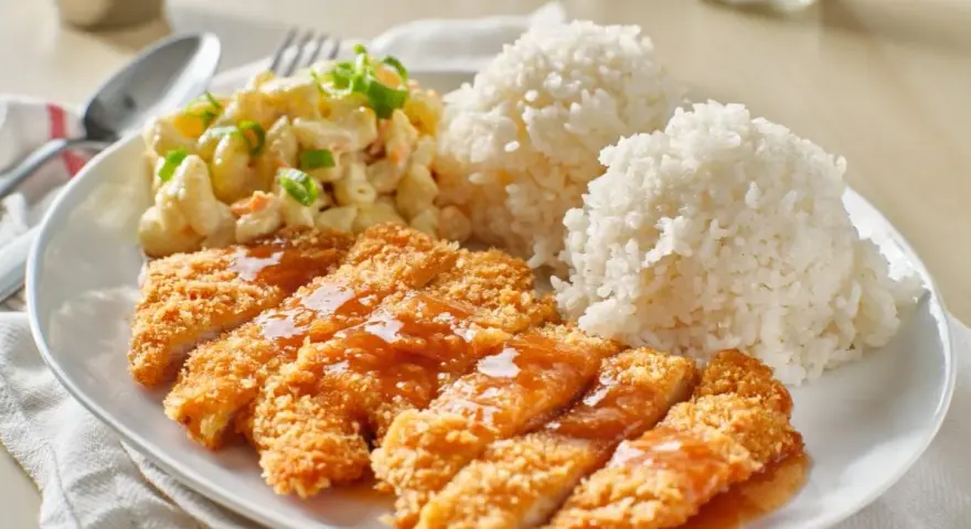 Chrupiący kurczak w panko polany sosem, podany z ryżem i sałatką makaronową. Pyszny obiad gotowy!