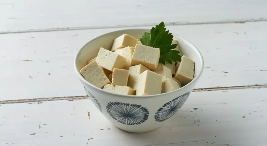 Kostki tofu w misce, gotowe do przygotowania. Dowiedz się, jak smakuje tofu i odkryj jego wszechstronność w kuchni.