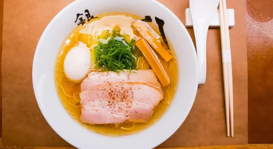 Ile kalorii ma ramen? Zaskakujące fakty i lżejsze opcje