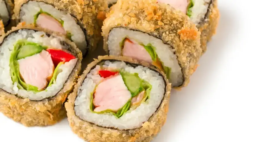 Chrupiące sushi z kurczakiem, sałatą, ogórkiem i czerwoną papryką. Idealne na przekąskę.