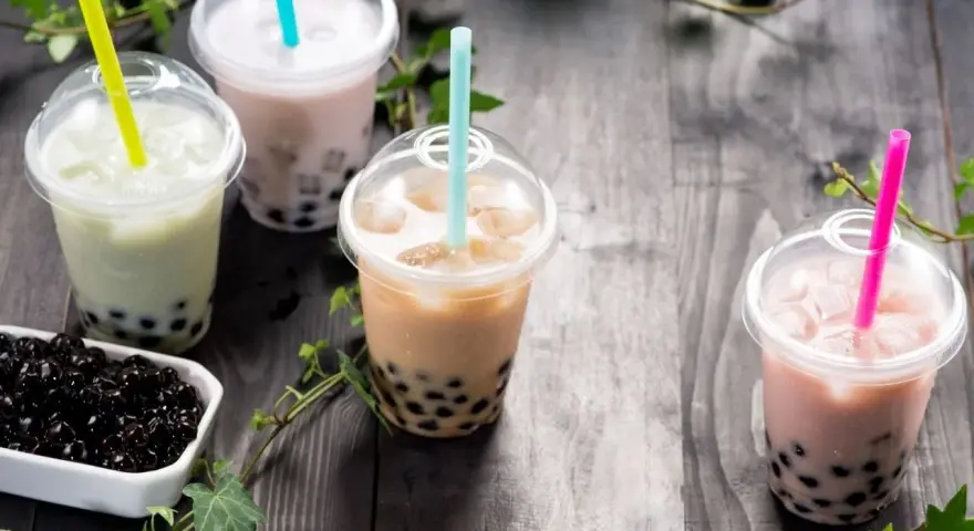 Kolorowe bubble tea z kuleczkami tapioki, idealne na lato. Dowiedz się, jak zrobić bubble tea w domu!