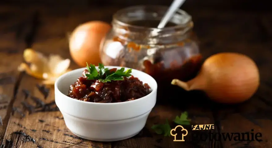 Cebulowy chutney w miseczce, obok cebuli i słoiczka. Pyszny dodatek do dań, który warto zrobić samemu.