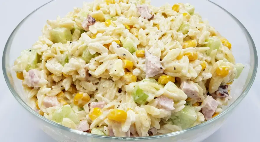 Sałatka z makaronem orzo: Przepisy i sekret sypkiego makaronu