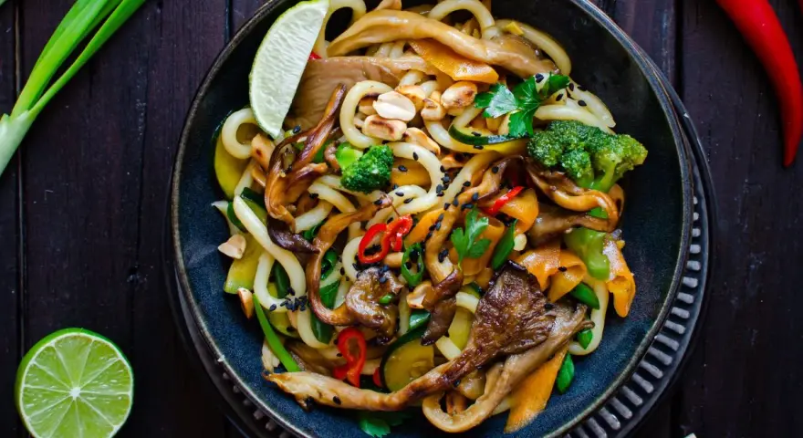 Pyszny makaron udon z warzywami i grzybami. Idealny przepis na szybki obiad.