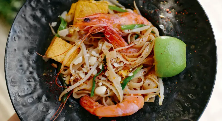 Pad Thai: Jak jeść, by uniknąć gaf i poczuć Tajlandię?