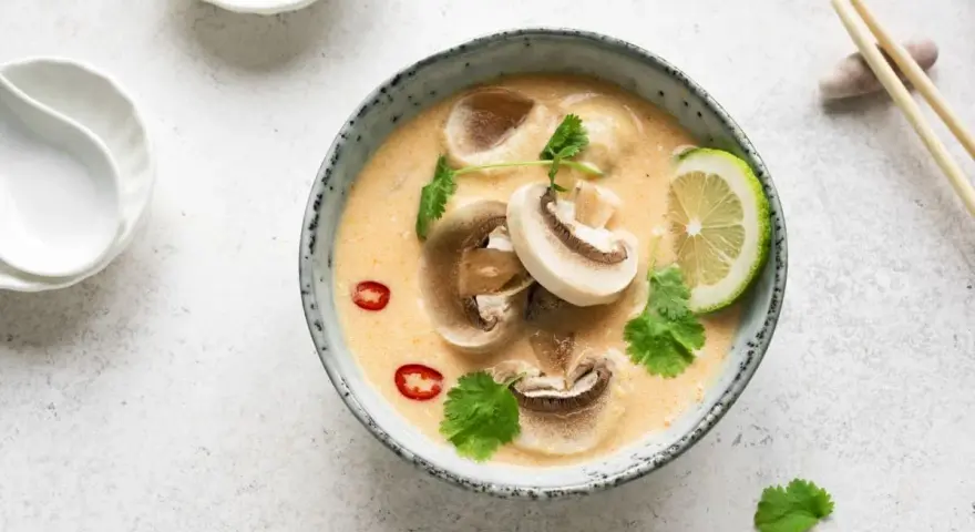 Aksamitna tajska zupa z grzybami, limonką i chili. Aromatyczny posiłek, który rozgrzewa.