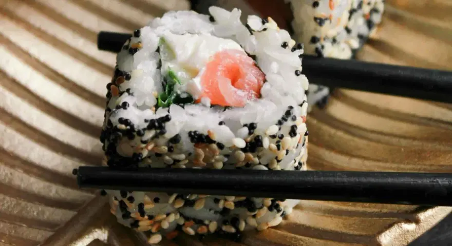 Wczorajsze sushi: Jeść? Jak przechowywać i rozpoznać zepsute