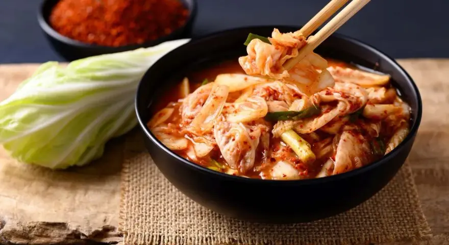 Kimchi: Z czym jeść? 20+ inspiracji. Od tradycji po fusion!