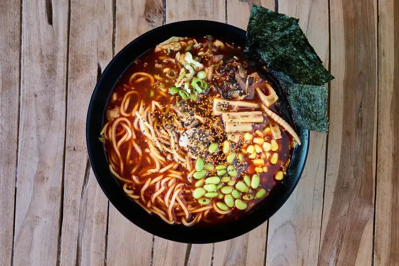 Miseczka domowego ramenu z chashu i ajitama